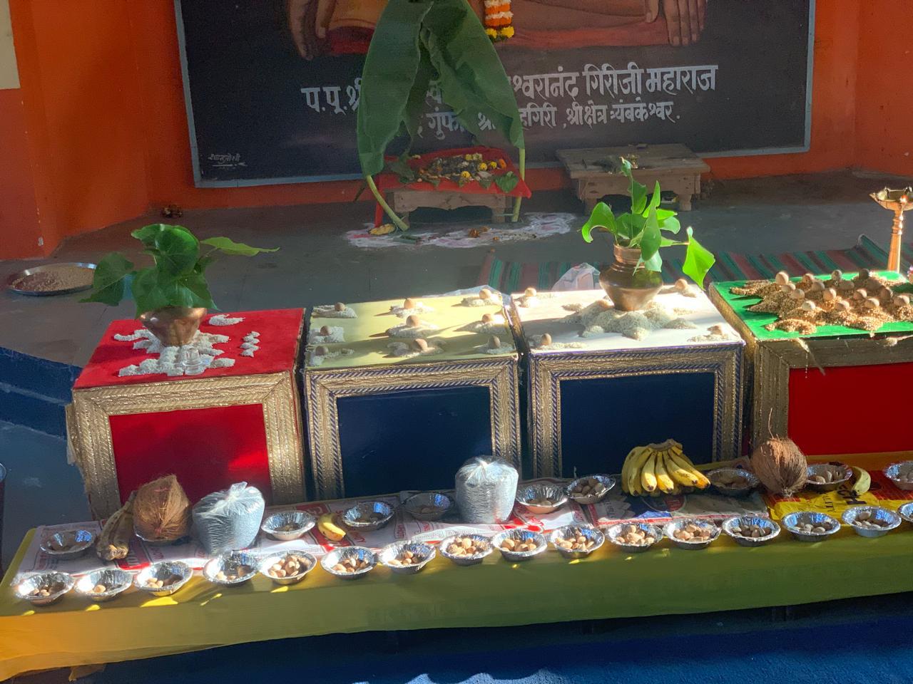 Pandit Ji explaining rituals to devotees